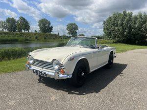 Triumph TR250 1968 (1)