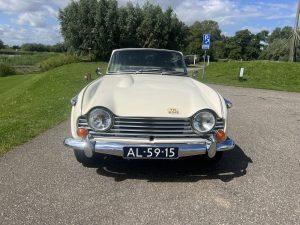 Triumph TR250 1968 (2)